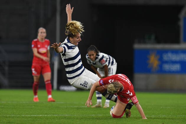 Doerthe Hoppius ( MSV Duisburg Frauen ) im Zweikampf mit Lena Uebach ( 1 FC Koeln Frauen ). GER, MSV Duisburg Frauen vs 1 FC Koeln Frauen, Fussball, Bundesliga, 6. Spieltag Spielzeit 2022 2023, 28.10.2022 DFL DFB REGULATIONS PROHIBIT ANY USE OF PHOTOGRAPHS AS IMAGE SEQUENCES AND OR QUASI-VIDEO GER, MSV Duisburg Frauen vs 1 FC Koeln Frauen, Fussball, Bundesliga, 6. Spieltag Spielzeit 2022 2023, 28.10.2022 Duisburg Copyright: xEibner-Pressefoto ThomasxThienelx EP_TTL