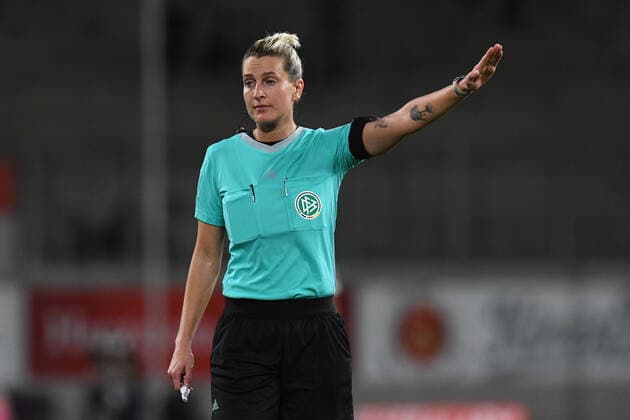 Schiedsrichterin Anna-Lena Heidenreich gestikuliert. GER, MSV Duisburg Frauen vs 1 FC Koeln Frauen, Fussball, Bundesliga, 6. Spieltag Spielzeit 2022 2023, 28.10.2022 DFL DFB REGULATIONS PROHIBIT ANY USE OF PHOTOGRAPHS AS IMAGE SEQUENCES AND OR QUASI-VIDEO GER, MSV Duisburg Frauen vs 1 FC Koeln Frauen, Fussball, Bundesliga, 6. Spieltag Spielzeit 2022 2023, 28.10.2022 Duisburg Copyright: xEibner-Pressefoto ThomasxThienelx EP_TTL