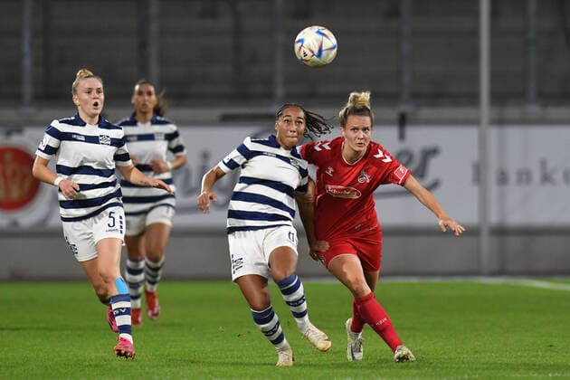 Vanessa Fuerst ( MSV Duisburg Frauen ) im Zweikampf mit Jana Beuschlein ( 1 FC Koeln Frauen ). GER, MSV Duisburg Frauen vs 1 FC Koeln Frauen, Fussball, Bundesliga, 6. Spieltag Spielzeit 2022 2023, 28.10.2022 DFL DFB REGULATIONS PROHIBIT ANY USE OF PHOTOGRAPHS AS IMAGE SEQUENCES AND OR QUASI-VIDEO GER, MSV Duisburg Frauen vs 1 FC Koeln Frauen, Fussball, Bundesliga, 6. Spieltag Spielzeit 2022 2023, 28.10.2022 Duisburg Copyright: xEibner-Pressefoto ThomasxThienelx EP_TTL