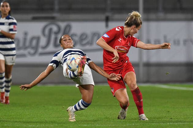 Vanessa Fuerst ( MSV Duisburg Frauen ) im Zweikampf mit Jana Beuschlein ( 1 FC Koeln Frauen ). GER, MSV Duisburg Frauen vs 1 FC Koeln Frauen, Fussball, Bundesliga, 6. Spieltag Spielzeit 2022 2023, 28.10.2022 DFL DFB REGULATIONS PROHIBIT ANY USE OF PHOTOGRAPHS AS IMAGE SEQUENCES AND OR QUASI-VIDEO GER, MSV Duisburg Frauen vs 1 FC Koeln Frauen, Fussball, Bundesliga, 6. Spieltag Spielzeit 2022 2023, 28.10.2022 Duisburg Copyright: xEibner-Pressefoto ThomasxThienelx EP_TTL
