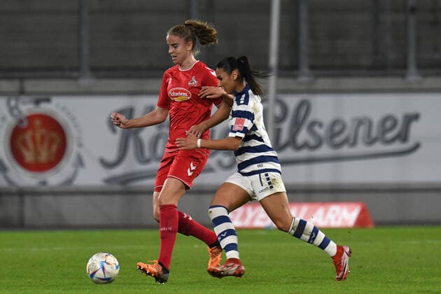 Miray Cin ( MSV Duisburg Frauen ) im Zweikampf mit Myrthe Moorrees ( 1 FC Koeln Frauen ). GER, MSV Duisburg Frauen vs 1 FC Koeln Frauen, Fussball, Bundesliga, 6. Spieltag Spielzeit 2022 2023, 28.10.2022 DFL DFB REGULATIONS PROHIBIT ANY USE OF PHOTOGRAPHS AS IMAGE SEQUENCES AND OR QUASI-VIDEO GER, MSV Duisburg Frauen vs 1 FC Koeln Frauen, Fussball, Bundesliga, 6. Spieltag Spielzeit 2022 2023, 28.10.2022 Duisburg Copyright: xEibner-Pressefoto ThomasxThienelx EP_TTL