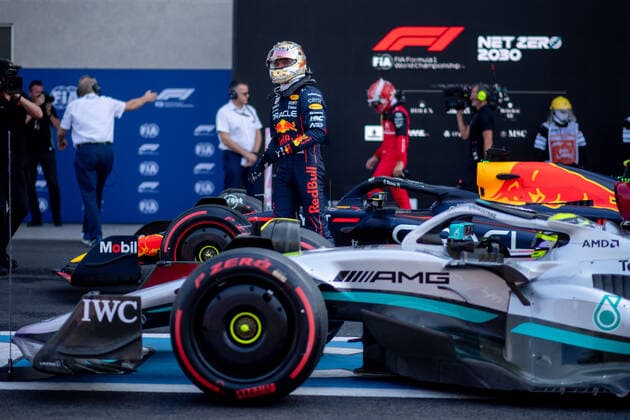 Max Verstappen (NED, Oracle Red Bull Racing 1) faehrt auf die Pole Position und steigt aus dem Auto aus, davor Lewis Hamilton (UK, Mercedes AMG Petronas F1 Team 44), dahinter Sergio Checo Perez (MEX, Oracle Red Bull Racing 11), Charles Leclerc (MCO, Scuderia Ferrari 16), MEX, Formel 1 Grand Prix von Mexiko, Autodromo Hermanos Rodriguez Mexico City, Qualifying, 29.10.2022 MEX, Formel 1 Grand Prix von Mexiko, Autodromo Hermanos Rodriguez Mexico City, Qualifying, 29.10.2022 Mexico City Copyright: xEibner Memmlerx EP_MMR