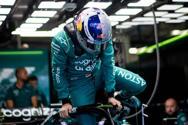 Sebastian Vettel (GER, Aston Martin Aramco Cognizant F1 Team 5) mit Spezialhelm in seinem alten Red Bull Design und dem Schriftzug Danke Didi zum Gedenken an den verstorbenen Dietrich Mateschitz steigt in sein Auto ein, MEX, Formel 1 Grand Prix von Mexiko, Autodromo Hermanos Rodriguez Mexico City, 3. Freies Training, 29.10.2022 MEX, Formel 1 Grand Prix von Mexiko, Autodromo Hermanos Rodriguez Mexico City, 3. Freies Training, 29.10.2022 Mexico City Copyright: xEibner Memmlerx EP_MMR