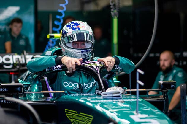 Sebastian Vettel (GER, Aston Martin Aramco Cognizant F1 Team 5) mit Spezialhelm in seinem alten Red Bull Design und dem Schriftzug Danke Didi zum Gedenken an den verstorbenen Dietrich Mateschitz steigt in sein Auto ein, MEX, Formel 1 Grand Prix von Mexiko, Autodromo Hermanos Rodriguez Mexico City, 3. Freies Training, 29.10.2022 MEX, Formel 1 Grand Prix von Mexiko, Autodromo Hermanos Rodriguez Mexico City, 3. Freies Training, 29.10.2022 Mexico City Copyright: xEibner Memmlerx EP_MMR