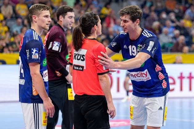 v.li.: Vincent Büchner (Die Recken, 74), Maike Merz (Schiedsrichterin), Marius Steinhauser (Die Recken, 19), im Gespräch, Aktion, Action, Spielszene, 30.10.2022, Mannheim (Deutschland), Handball, Bundesliga, Rhein-Neckar Löwen - TSV Hannover-Burgdorf