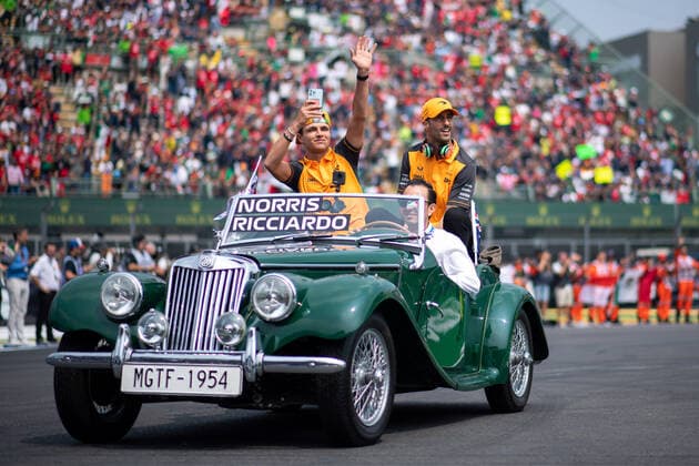 Lando Norris (UK, McLaren F1 Team 4), Daniel Ricciardo (AUS, McLaren F1 Team 3) bei der Fahrerparade, MEX, Formel 1 Grand Prix von Mexiko, Autodromo Hermanos Rodriguez Mexico City, Race Day, 30.10.2022 MEX, Formel 1 Grand Prix von Mexiko, Autodromo Hermanos Rodriguez Mexico City, Race Day, 30.10.2022 Mexico City Copyright: xEibner Memmlerx EP_MMR