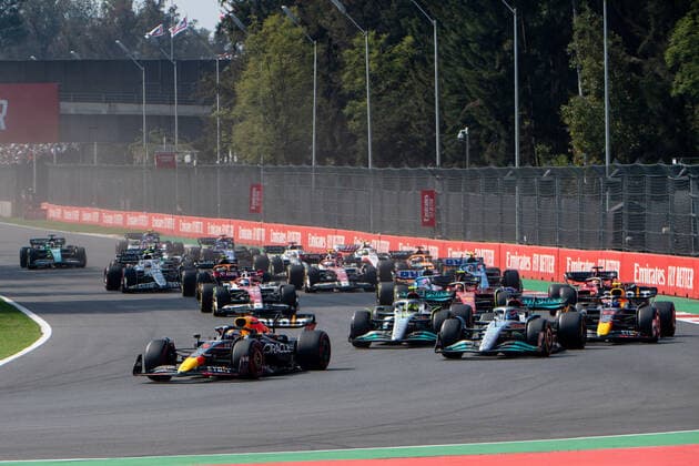 Max Verstappen (NED, Oracle Red Bull Racing 1) fuehrt am Start vor Lewis Hamilton (UK, Mercedes AMG Petronas F1 Team 44), George Russell (UK, Mercedes AMG Petronas F1 Team 63), Sergio Checo Perez (MEX, Oracle Red Bull Racing 11), Carlos Sainz Junior (ESP, Scuderia Ferrari 55), Charles Leclerc (MCO, Scuderia Ferrari 16), MEX, Formel 1 Grand Prix von Mexiko, Autodromo Hermanos Rodriguez Mexico City, Rennen, 30.10.2022 MEX, Formel 1 Grand Prix von Mexiko, Autodromo Hermanos Rodriguez Mexico City, Rennen, 30.10.2022 Mexico City Copyright: xEibner Memmlerx EP_MMR