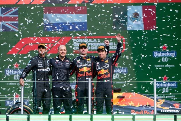 Lewis Hamilton (UK, Mercedes AMG Petronas F1 Team 44) auf Platz 2, Max Verstappen (NED, Oracle Red Bull Racing 1) auf Platz 1 fuer den Sieg, Sergio Checo Perez (MEX, Oracle Red Bull Racing 11) auf Platz 3 stehen auf dem Podium und jubeln, MEX, Formel 1 Grand Prix von Mexiko, Autodromo Hermanos Rodriguez Mexico City, Rennen, 30.10.2022 MEX, Formel 1 Grand Prix von Mexiko, Autodromo Hermanos Rodriguez Mexico City, Rennen, 30.10.2022 Mexico City Copyright: xEibner Memmlerx EP_MMR