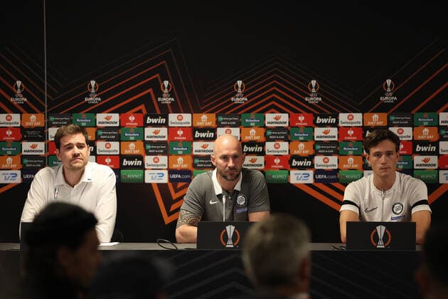 SOCCER - UEFA EL, Midtjylland vs Sturm HERNING,DENMARK,02.NOV.22 - SOCCER - UEFA Europa League, group stage, FC Midtjylland vs SK Sturm Graz, preview, press conference, PK, Pressekonferenz Sturm. Image shows press speaker Stefan Haller, head coach Christian Ilzer and William Boeving (Sturm). GEPAxpictures xChrisxBauer