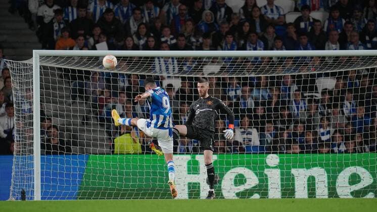 Mandatory Credit: Photo by Bagu Blanco Pressinphoto Shutterstock (13607020bj) Carlos Fernandez of Real Sociedad and David de Gea of Manchester United, ManU Real Sociedad v Manchester United, UEFA Europa League, Group C, date 4. Football, Reale Arena Stadium, San Sebastian, Spain - 3 Nov 2022 Editorial use only Real Sociedad v Manchester United, UEFA Europa League, Group C, date 4. Football, Reale Arena Stadium, San Sebastian, Spain - 3 Nov 2022 Editorial use only Copyright: xBaguxBlanco Pressinphoto Shutterstockx 13607020bj