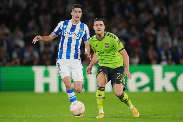 Mandatory Credit: Photo by Bagu Blanco Pressinphoto Shutterstock (13607020bf) Diogo Dalot of Manchester United, ManU and Carlos Fernandez of Real Sociedad Real Sociedad v Manchester United, UEFA Europa League, Group C, date 4. Football, Reale Arena Stadium, San Sebastian, Spain - 3 Nov 2022 Editorial use only Real Sociedad v Manchester United, UEFA Europa League, Group C, date 4. Football, Reale Arena Stadium, San Sebastian, Spain - 3 Nov 2022 Editorial use only Copyright: xBaguxBlanco Pressinphoto Shutterstockx 13607020bf