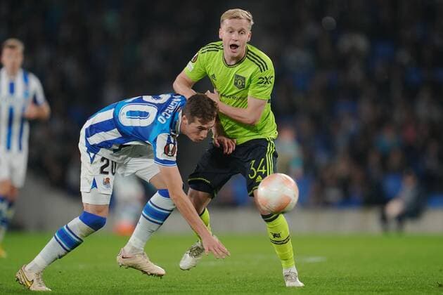 Mandatory Credit: Photo by Bagu Blanco Pressinphoto Shutterstock (13607020br) Jon Pacheco of Real Sociedad and Donny Van de Beek of Manchester United, ManU Real Sociedad v Manchester United, UEFA Europa League, Group C, date 4. Football, Reale Arena Stadium, San Sebastian, Spain - 3 Nov 2022 Editorial use only Real Sociedad v Manchester United, UEFA Europa League, Group C, date 4. Football, Reale Arena Stadium, San Sebastian, Spain - 3 Nov 2022 Editorial use only Copyright: xBaguxBlanco Pressinphoto Shutterstockx 13607020br