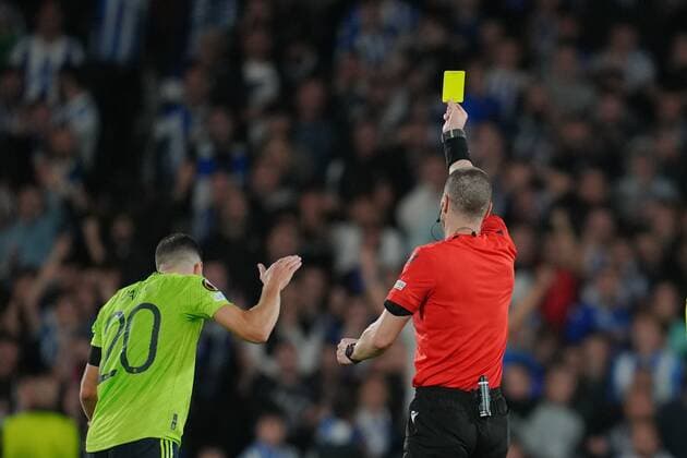 Mandatory Credit: Photo by Bagu Blanco Pressinphoto Shutterstock (13607020cj) The referee show s yellow card to Diogo Dalot of Manchester United, ManU Real Sociedad v Manchester United, UEFA Europa League, Group C, date 4. Football, Reale Arena Stadium, San Sebastian, Spain - 3 Nov 2022 Editorial use only Real Sociedad v Manchester United, UEFA Europa League, Group C, date 4. Football, Reale Arena Stadium, San Sebastian, Spain - 3 Nov 2022 Editorial use only Copyright: xBaguxBlanco Pressinphoto Shutterstockx 13607020cj