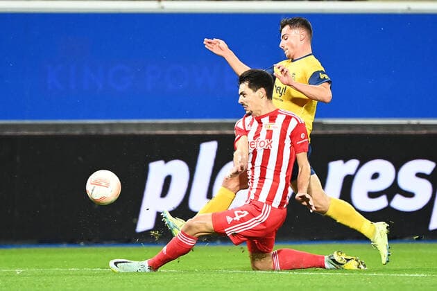 Fussball, Herren, Saison 2022 2023, Europa League (Gruppenphase, Gruppe D, 6. Spieltag), Royale Union Saint-Gilloise - 1. FC Union Berlin, v. l. Diogo Leite (1. FC Union Berlin, 4) und Dante Vanzeir (Royale Union Saint-Gilloise, 13) im Zweikampf , 03.11. 2022, Copyright: xMatthiasxKochx