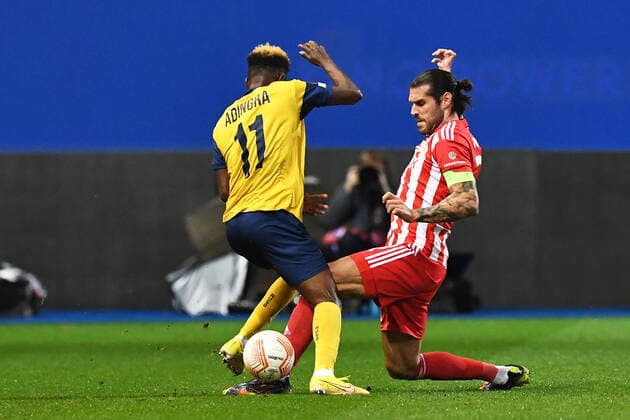 Fussball, Herren, Saison 2022 2023, Europa League (Gruppenphase, Gruppe D, 6. Spieltag), Royale Union Saint-Gilloise - 1. FC Union Berlin, v. l. Simon Adingra (Royale Union Saint-Gilloise, 11) und Christopher Trimmel (1. FC Union Berlin, 28) im Zweikampf , 03.11. 2022, Copyright: xSebastianxRäppold MatthiasxKochx
