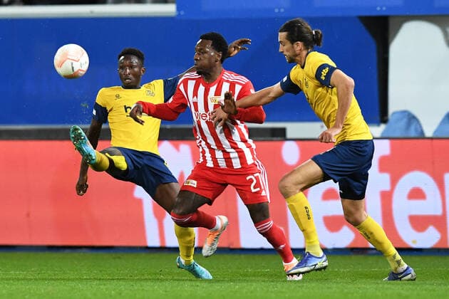 Fussball, Herren, Saison 2022 2023, Europa League (Gruppenphase, Gruppe D, 6. Spieltag), Royale Union Saint-Gilloise - 1. FC Union Berlin, v. l. Lazare Amani (Royale Union Saint-Gilloise, 8), Sheraldo Becker (1. FC Union Berlin, 27) und Christian Burgess (Royale Union Saint-Gilloise, 16) im Zweikampf , 03.11. 2022, Copyright: xSebastianxRäppold MatthiasxKochx