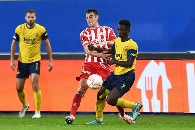 Fussball, Herren, Saison 2022 2023, Europa League (Gruppenphase, Gruppe D, 6. Spieltag), Royale Union Saint-Gilloise - 1. FC Union Berlin, v. l. Bart Nieuwkoop (Royale Union Saint-Gilloise, 2), Janik Haberer (1. FC Union Berlin, 19) und Lazare Amani (Royale Union Saint-Gilloise, 8) im Zweikampf , 03.11. 2022, Copyright: xSebastianxRäppold MatthiasxKochx