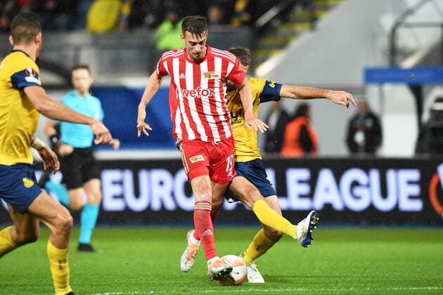 Fussball, Herren, Saison 2022 2023, Europa League (Gruppenphase, Gruppe D, 6. Spieltag), Royale Union Saint-Gilloise - 1. FC Union Berlin, v. l. Janik Haberer (1. FC Union Berlin, 19) und Bart Nieuwkoop (Royale Union Saint-Gilloise, 2) im Zweikampf , 03.11. 2022, Copyright: xSebastianxRäppold MatthiasxKochx