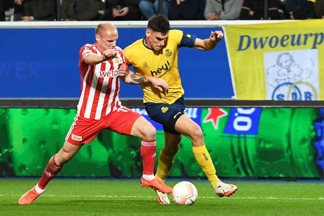 Fussball, Herren, Saison 2022 2023, Europa League (Gruppenphase, Gruppe D, 6. Spieltag), Royale Union Saint-Gilloise - 1. FC Union Berlin, v. l. Sven Michel (1. FC Union Berlin, 11) und Ross Sykes (Royale Union Saint-Gilloise, 26) im Zweikampf , 03.11. 2022, Copyright: xSebastianxRäppold MatthiasxKochx