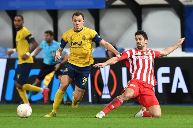 Fussball, Herren, Saison 2022 2023, Europa League (Gruppenphase, Gruppe D, 6. Spieltag), Royale Union Saint-Gilloise - 1. FC Union Berlin, v. l. Senne Lynen (Royale Union Saint-Gilloise, 20) und Rani Khedira (1. FC Union Berlin, 8) im Zweikampf , 03.11. 2022, Copyright: xSebastianxRäppold MatthiasxKochx