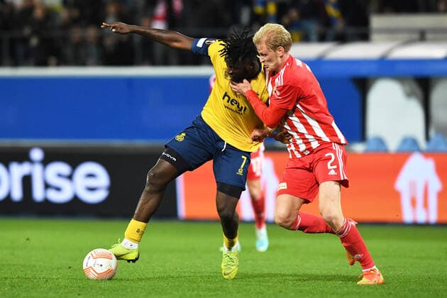 Fussball, Herren, Saison 2022 2023, Europa League (Gruppenphase, Gruppe D, 6. Spieltag), Royale Union Saint-Gilloise - 1. FC Union Berlin, v. l. Victor Boniface (Royale Union Saint-Gilloise, 7) und Morten Thorsby (1. FC Union Berlin, 2) im Zweikampf , 03.11. 2022, Copyright: xSebastianxRäppold MatthiasxKochx