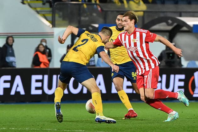 Fussball, Herren, Saison 2022 2023, Europa League (Gruppenphase, Gruppe D, 6. Spieltag), Royale Union Saint-Gilloise - 1. FC Union Berlin, v. l. Bart Nieuwkoop (Royale Union Saint-Gilloise, 2), Loic Lapoussin (Royale Union Saint-Gilloise, 94) und Kevin Behrens (1. FC Union Berlin, 17) im Zweikampf , 03.11. 2022, Copyright: xMatthiasxKochx