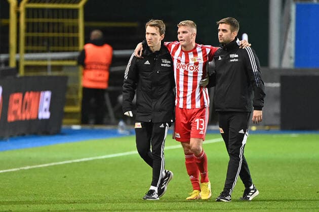 Sport Bilder des Tages Fussball, Herren, Saison 2022 2023, Europa League (Gruppenphase, Gruppe D, 6. Spieltag), Royale Union Saint-Gilloise - 1. FC Union Berlin, Andras Schaefer (1. FC Union Berlin, 13), mitte verletzt nach dem Spiel , 03.11. 2022, Copyright: xMatthiasxKochx