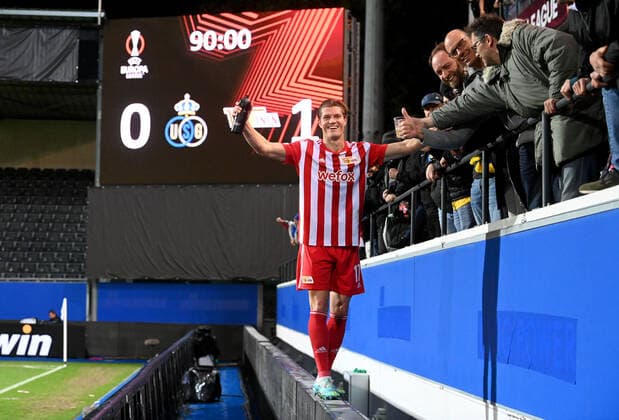Fussball, Herren, Saison 2022 2023, Europa League (Gruppenphase, Gruppe D, 6. Spieltag), Royale Union Saint-Gilloise - 1. FC Union Berlin, Kevin Behrens (1. FC Union Berlin) bei den Fans von Union, Jubel nach dem Abpfiff, hinten Anzeigetafel mit 1:0-Endstand, 03.11. 2022, Copyright: xMatthiasxKochx