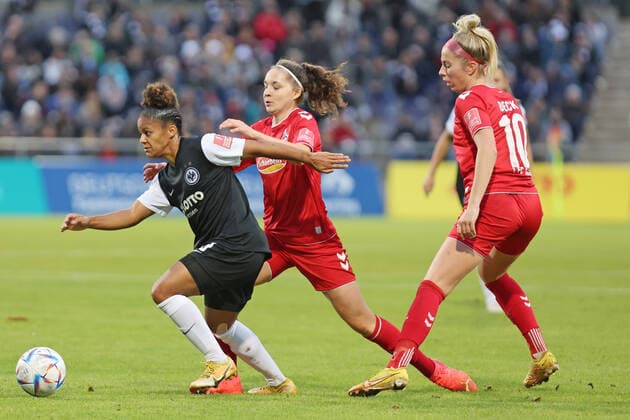 Shekiera Martinez (Eintracht Frankfurt Frauen, Nr. 9) im Duell mit Alice-Sophie Rudorf (1. FC Köln, Nr. 12) und Sharon Beck (1. FC Köln, Nr. 10) , Eintracht Frankfurt Frauen - 1. FC Köln Frauen, Fussball Bundesliga Frauen, 1. Bundesliga, Frauen Bundesliga, Saison 2022 2023, 6.11.2022, Frauen Bundesliga Flyeralarm, Flyeralarm Frauen-Bundesliga -