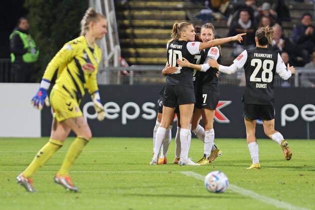 Tor zum 1:0 durch Shekiera Martinez (Eintracht Frankfurt Frauen, Nr. 9), Torjubel mit Laura Freigang (Eintracht Frankfurt Frauen, Nr. 10) und Lara Prasnikar (Eintracht Frankfurt Frauen, Nr. 7) , Eintracht Frankfurt Frauen - 1. FC Köln Frauen, Fussball Bundesliga Frauen, 1. Bundesliga, Frauen Bundesliga, Saison 2022 2023, 6.11.2022, Frauen Bundesliga Flyeralarm, Flyeralarm Frauen-Bundesliga -