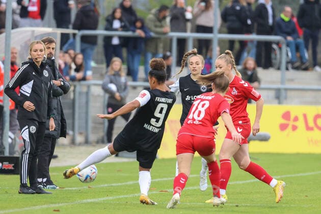 Fabienne Michel,(4. Offizieller),Arnautis Niko,(Trainer Eintracht Frankfurt), Martinez Shekiera,(Eintracht Frankfurt, 9),Gavric Andrea,(FC Koeln, 18),Kleinherne Sophia,(Eintracht Frankfurt, 4), GER, Eintracht Frankfurt gegen FC Koeln,Fussball, Frauen, Bundesliga,7. Spieltag,Spielzeit 2022 2023, 06.11.2022, (DFL DFBB REGULATIONS PROBHIT ANY USE OF PHOTOGRAPHERS as IMAGE SEQUENCES and or QUASI-VIDEO ) , GER, Eintracht Frankfurt gegen FC Koeln,Fussball, Frauen, Bundesliga,7. Spieltag,Spielzeit 2022 2023, 06.11.2022, Frankfurt Copyright: xEibner-Pressefoto UlrichxScherbax EP_EER
