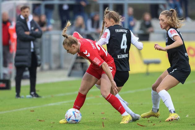 Arnautis Niko,(Trainer Eintracht Frankfurt), Zawistowska Weronika,(FC Koeln, 24),Kleinherne Sophia,(Eintracht Frankfurt, 4),Prasnikar Lara,(Eintracht Frankfurt, 7),Zawistowska Weronika,(FC Koeln, 24),Kleinherne Sophia,(Eintracht Frankfurt, 4), GER, Eintracht Frankfurt gegen FC Koeln,Fussball, Frauen, Bundesliga,7. Spieltag,Spielzeit 2022 2023, 06.11.2022, (DFL DFBB REGULATIONS PROBHIT ANY USE OF PHOTOGRAPHERS as IMAGE SEQUENCES and or QUASI-VIDEO ) , GER, Eintracht Frankfurt gegen FC Koeln,Fussball, Frauen, Bundesliga,7. Spieltag,Spielzeit 2022 2023, 06.11.2022, Frankfurt Copyright: xEibner-Pressefoto UlrichxScherbax EP_EER