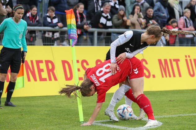 Gavric Andrea,(FC Koeln, 18),Kleinherne Sophia,(Eintracht Frankfurt, 4), GER, Eintracht Frankfurt gegen FC Koeln,Fussball, Frauen, Bundesliga,7. Spieltag,Spielzeit 2022 2023, 06.11.2022, (DFL DFBB REGULATIONS PROBHIT ANY USE OF PHOTOGRAPHERS as IMAGE SEQUENCES and or QUASI-VIDEO ) , GER, Eintracht Frankfurt gegen FC Koeln,Fussball, Frauen, Bundesliga,7. Spieltag,Spielzeit 2022 2023, 06.11.2022, Frankfurt Copyright: xEibner-Pressefoto UlrichxScherbax EP_EER