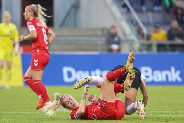 Pawollek Tanja,(Eintracht Frankfurtc, 31),Puntigam Sarah,(FC Koeln, 17), GER, Eintracht Frankfurt gegen FC Koeln,Fussball, Frauen, Bundesliga,7. Spieltag,Spielzeit 2022 2023, 06.11.2022, (DFL DFBB REGULATIONS PROBHIT ANY USE OF PHOTOGRAPHERS as IMAGE SEQUENCES and or QUASI-VIDEO ) , GER, Eintracht Frankfurt gegen FC Koeln,Fussball, Frauen, Bundesliga,7. Spieltag,Spielzeit 2022 2023, 06.11.2022, Frankfurt Copyright: xEibner-Pressefoto UlrichxScherbax EP_EER