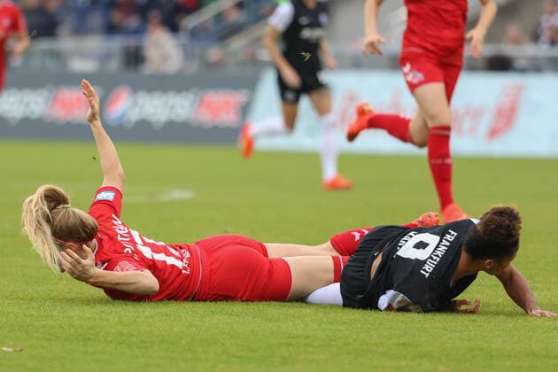 Puntigam Sarah,(FC Koeln, 17),Martinez Shekiera,(Eintracht Frankfurt, 9), GER, Eintracht Frankfurt gegen FC Koeln,Fussball, Frauen, Bundesliga,7. Spieltag,Spielzeit 2022 2023, 06.11.2022, (DFL DFBB REGULATIONS PROBHIT ANY USE OF PHOTOGRAPHERS as IMAGE SEQUENCES and or QUASI-VIDEO ) , GER, Eintracht Frankfurt gegen FC Koeln,Fussball, Frauen, Bundesliga,7. Spieltag,Spielzeit 2022 2023, 06.11.2022, Frankfurt Copyright: xEibner-Pressefoto UlrichxScherbax EP_EER