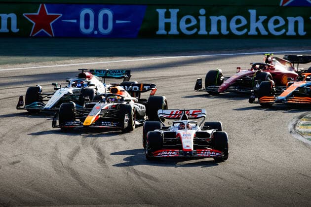 start of the race, depart, 20 MAGNUSSEN Kevin (den), Haas F1 Team VF-22 Ferrari, 01 VERSTAPPEN Max (nld), Red Bull Racing RB18, action during the Formula 1 Heineken Grande Premio de Sao Paulo 2022, Sao Paulo Grand Prix Grand Prix 2022, 21st round of the 2022 FIA Formula One World Championship, WM, Weltmeisterschaft from November 11 to 13, 2022 on the Interlagos Circuit, in Sao Paulo, Brazil - F1 - SAO PAULO GRAND PRIX 2022 DPPI Panoramic 00122047__V2_9926
