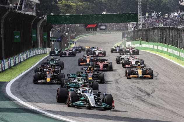 Start race 63 RUSSELL George (gbr), Mercedes AMG F1 Team W13, action 44 HAMILTON Lewis (gbr), Mercedes AMG F1 Team W13, action 01 VERSTAPPEN Max (nld), Red Bull Racing RB18, action 11 PEREZ Sergio (mex), Red Bull Racing RB18, action during the Formula 1 Heineken Grande Premio de Sao Paulo 2022, Sao Paulo Grand Prix Grand Prix 2022, 21st round of the 2022 FIA Formula One World Championship, WM, Weltmeisterschaft from November 11 to 13, 2022 on the Interlagos Circuit, in Sao Paulo, Brazil - F1 - SAO PAULO GRAND PRIX 2022 - RACE DPPI Panoramic AV6_4693 copie
