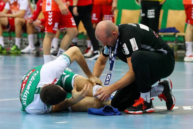 Leipzig, 13.11.2022, QUARTERBACK Immobilien ARENA, Handball, Männer, Saison 2022 2023, Bundesliga, 12. Spieltag , SC DHfK Leipzig - ASV Hamm-Westfalen , Im Bild: Marko Mamic (14, Leipzig) wird behandelt ,