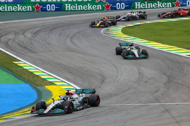 63 RUSSELL George (gbr), Mercedes AMG F1 Team W13, action 44 HAMILTON Lewis (gbr), Mercedes AMG F1 Team W13, action during the Formula 1 Heineken Grande Premio de Sao Paulo 2022, Sao Paulo Grand Prix Grand Prix 2022, 21st round of the 2022 FIA Formula One World Championship, WM, Weltmeisterschaft from November 11 to 13, 2022 on the Interlagos Circuit, in Sao Paulo, Brazil - F1 - SAO PAULO GRAND PRIX 2022 - RACE DPPI Panoramic G00D5997 copie