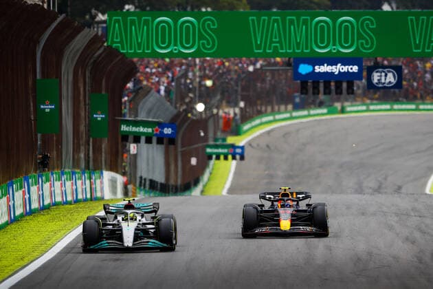 44 HAMILTON Lewis (gbr), Mercedes AMG F1 Team W13, 11 PEREZ Sergio (mex), Red Bull Racing RB18, action during the Formula 1 Heineken Grande Premio de Sao Paulo 2022, Sao Paulo Grand Prix Grand Prix 2022, 21st round of the 2022 FIA Formula One World Championship, WM, Weltmeisterschaft from November 11 to 13, 2022 on the Interlagos Circuit, in Sao Paulo, Brazil - F1 - SAO PAULO GRAND PRIX 2022 - RACE DPPI Panoramic 00122048__V2_1762