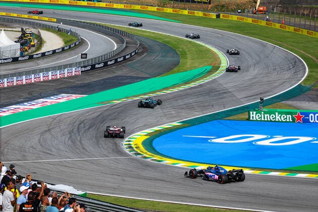 31 OCON Esteban (fra), Alpine F1 Team A522, 24 ZHOU Guanyu (chi), Alfa Romeo F1 Team ORLEN C42, action during the Formula 1 Heineken Grande Premio de Sao Paulo 2022, Sao Paulo Grand Prix Grand Prix 2022, 21st round of the 2022 FIA Formula One World Championship, WM, Weltmeisterschaft from November 11 to 13, 2022 on the Interlagos Circuit, in Sao Paulo, Brazil - F1 - SAO PAULO GRAND PRIX 2022 - RACE DPPI Panoramic 20221113_G00D5800