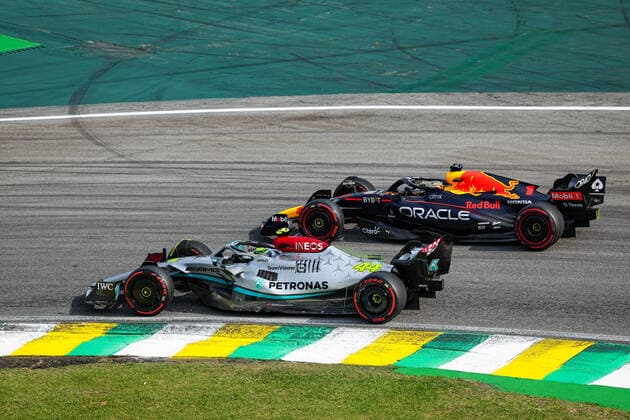 44 HAMILTON Lewis (gbr), Mercedes AMG F1 Team W13, 01 VERSTAPPEN Max (nld), Red Bull Racing RB18, action during the Formula 1 Heineken Grande Premio de Sao Paulo 2022, Sao Paulo Grand Prix Grand Prix 2022, 21st round of the 2022 FIA Formula One World Championship, WM, Weltmeisterschaft from November 11 to 13, 2022 on the Interlagos Circuit, in Sao Paulo, Brazil - F1 - SAO PAULO GRAND PRIX 2022 - RACE DPPI Panoramic 20221113_G00D5892