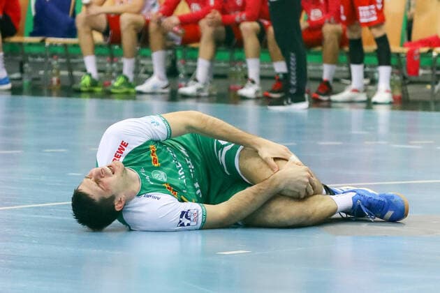 Leipzig, 13.11.2022, QUARTERBACK Immobilien ARENA, Handball, Männer, Saison 2022 2023, Bundesliga, 12. Spieltag , SC DHfK Leipzig - ASV Hamm-Westfalen , Im Bild: Marko Mamic (14, Leipzig) verletzt am Boden ,