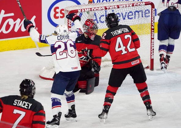 Eishockey, Frauen Länderspiel, Kanada - USA November 17, 2022, Kamloops, BC, Canada: The United States™ Kendall Coyne (26) celebrates a goal against Canada goaltender Kristen Campbell (50) as Claire Thompson (42) looks on during second period Rivalry Series hockey action in Kamloops, B.C., Thursday, Nov. 17, 2022. Canada News - November 17, 2022 - ZUMAc35_ 20221117_zaf_c35_158 Copyright: xJessexJohnstonx