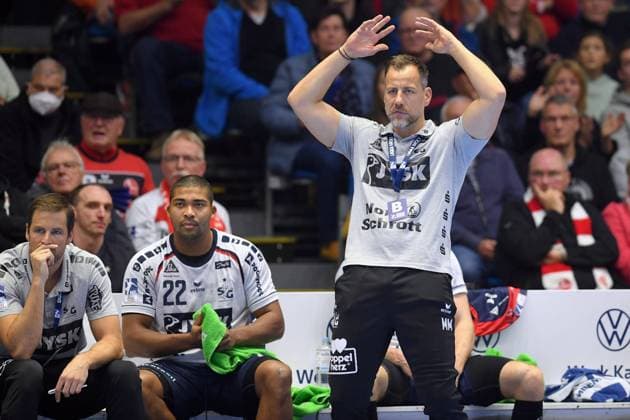 Maik Machulla (Trainer SG Flensburg-Handewitt) enttaeuscht, frustriert, Emotion, Mads Mensah Larsen (auf der Bank) , MT Melsungen - SG Flensburg-Handewitt, Handball, 1. Bundesliga Maenner, 20.11.2022, MT Melsungen - SG Flensburg-Handewitt, Handball, GER, 1. Bundesliga Maenner, 20.11.2022 Kassel Copyright: xEibner-Pressefotox-xRolandxSippelx