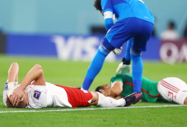 Mandatory Credit: Photo by Kieran McManus Shutterstock (13626428m) Kamil Glik of Poland and Cesar Montes of Mexico seen down with potential head injuries. Mexico v Poland, FIFA World Cup, WM, Weltmeisterschaft, Fussball 2022, Group C, Football, Stadium 974, Doha, Qatar - 22 Nov 2022 Editorial Use Only Mexico v Poland, FIFA World Cup 2022, Group C, Football, Stadium 974, Doha, Qatar - 22 Nov 2022 Editorial Use Only Copyright: xKieranxMcManus Shutterstockx 13626428m
