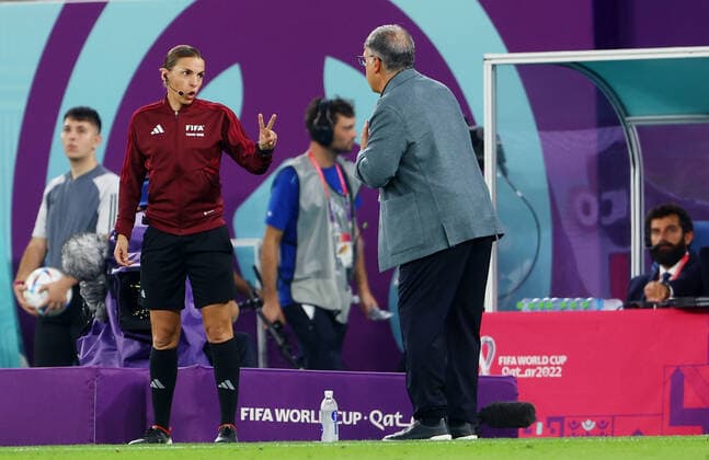 Mandatory Credit: Photo by Kieran McManus Shutterstock (13626428bt) Fourth Official Stephanie Frappart speaks with Manager Gerardo Martino of Mexico. Mexico v Poland, FIFA World Cup, WM, Weltmeisterschaft, Fussball 2022, Group C, Football, Stadium 974, Doha, Qatar - 22 Nov 2022 Editorial Use Only Mexico v Poland, FIFA World Cup 2022, Group C, Football, Stadium 974, Doha, Qatar - 22 Nov 2022 Editorial Use Only Copyright: xKieranxMcManus Shutterstockx 13626428bt