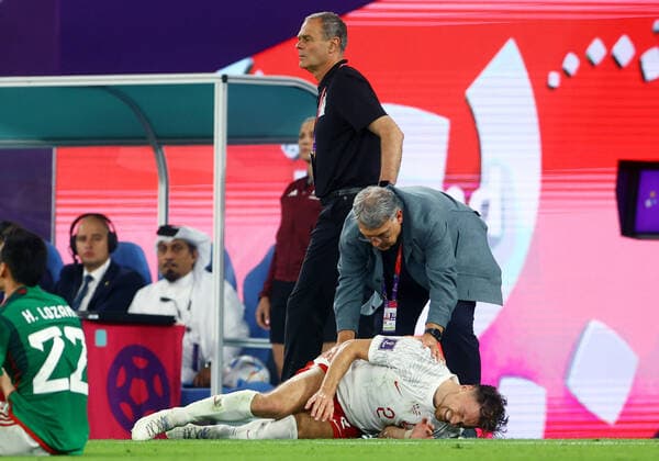 Mandatory Credit: Photo by Kieran McManus Shutterstock (13626428bu) Matty Cash of Poland seen at the feet of Manager Gerardo Martino of Mexico. Mexico v Poland, FIFA World Cup, WM, Weltmeisterschaft, Fussball 2022, Group C, Football, Stadium 974, Doha, Qatar - 22 Nov 2022 Editorial Use Only Mexico v Poland, FIFA World Cup 2022, Group C, Football, Stadium 974, Doha, Qatar - 22 Nov 2022 Editorial Use Only Copyright: xKieranxMcManus Shutterstockx 13626428bu