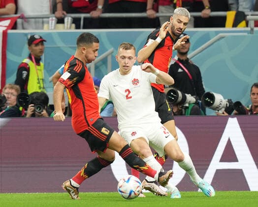 QAT, WM FIFA 2022, Group F, Belgien vs Kanada 23.11.2022, Khalifa International Stadium, Doha, QAT, WM FIFA 2022, Group F, Belgien vs Kanada, im Bild Belgium s forward Eden Hazard , Canada s defender Alistair Johnston , Belgium s midfielder Yannick Carrasco .