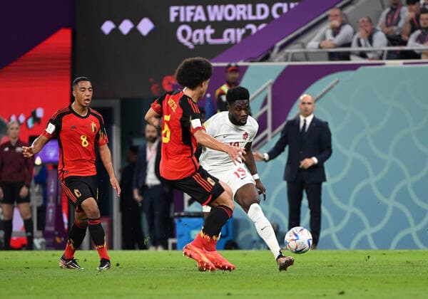 Fussball, Herren, Saison 2022 23, WM in Katar, Gruppe F (1. Spieltag), Belgien - Kanada im Ahmed bin Ali Stadium in Ar-Rayyan, v. l. Youri Tielemans (Belgien), Axel Witsel (Belgien), Alphonso Davies (Kanada), 23.11. 2022, Copyright: xMatthiasxKochx